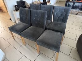 5 Stühle + Provisorischer Hocker