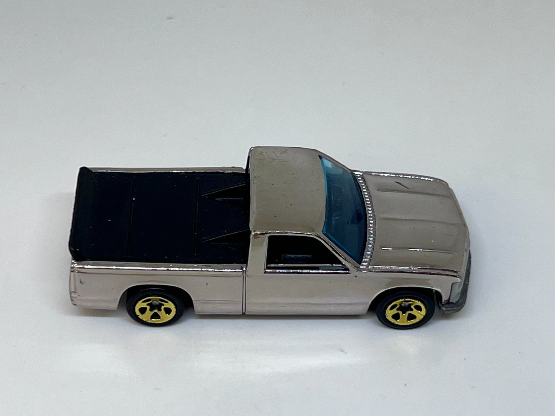 Hot Wheels Modellini d'auto: Hot Wheels Chevy 1500 #493 – Usato da Wildegg venduto da LaaBoutique 1