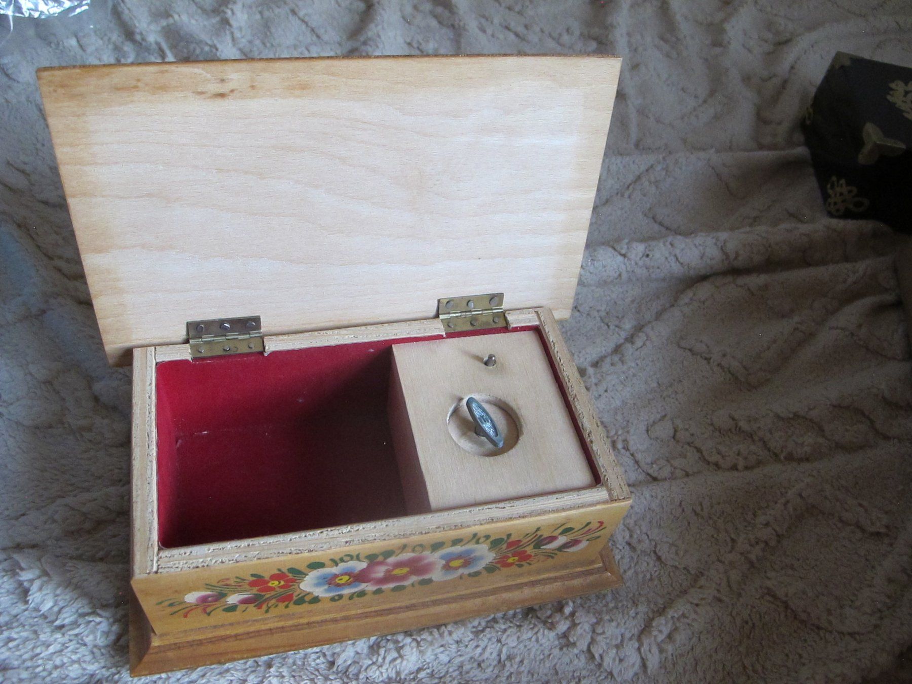 Barattoli: Holzkästchen mit Blumenmuster, Melodie "Beer Barrel" – Usato da Löhningen venduto da Chimae67 3
