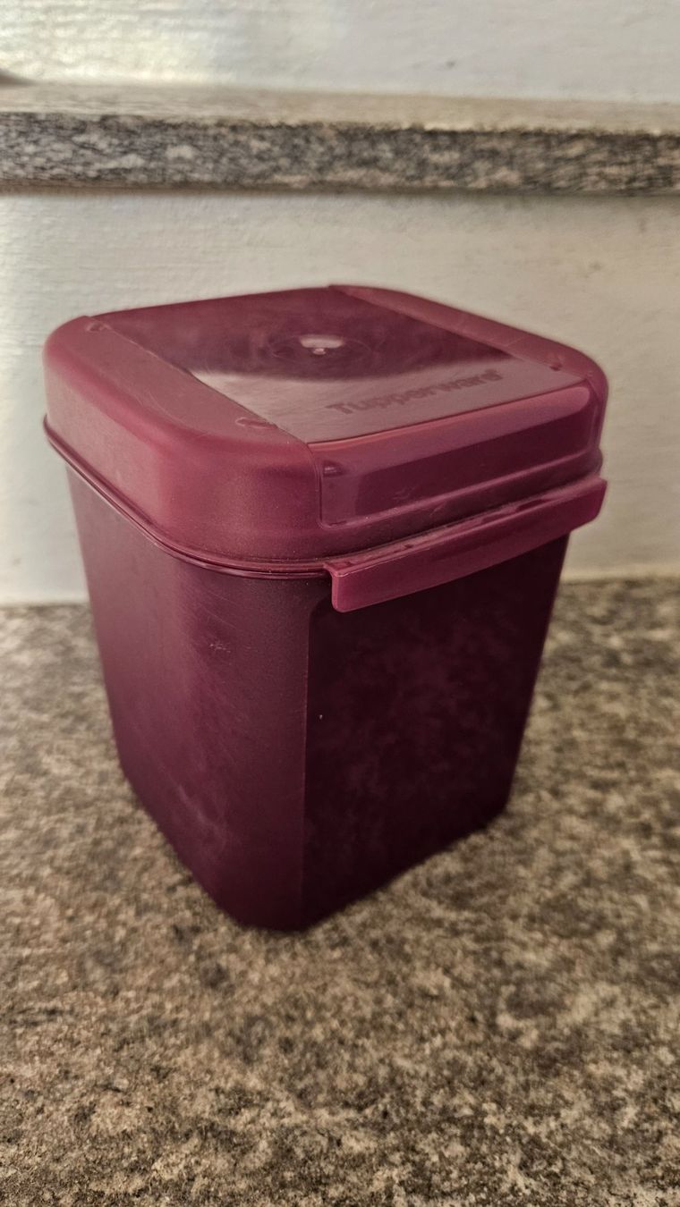 Tupperware Contenitori & Simili: Contenitore in plastica viola Tupperware Bellevue 1.2L – Usato da Melano venduto da H-Sara