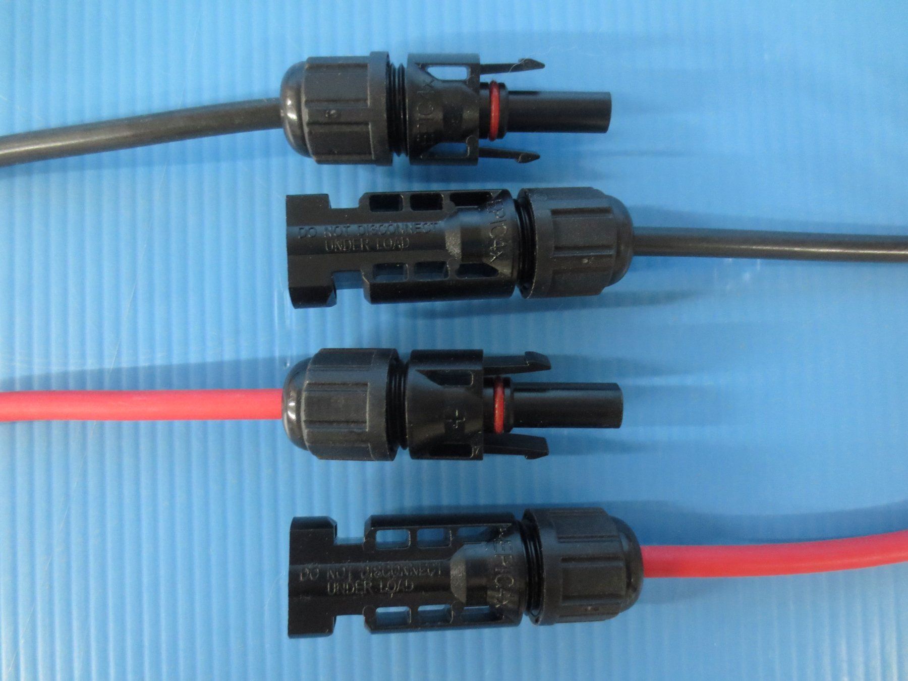 Dispositivi a energia solare: 2x 2m Solarkabel SET  4mm2 rot + schwarz MC4 1 x Y-Verteiler – Nuovo e nell'imballaggio originale da Sulz LU venduto da Elektrofachverkauf 2