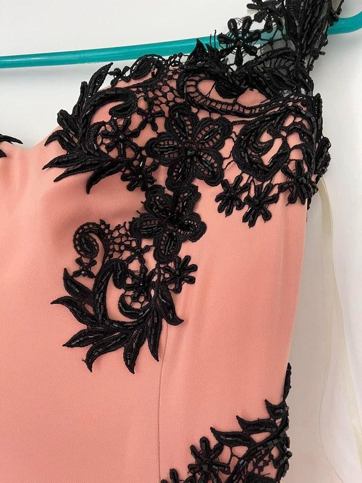 Vestiti: Diverse Abendkleider / Preis pro Kleid – Usato da Aarburg venduto da AudiBA 1