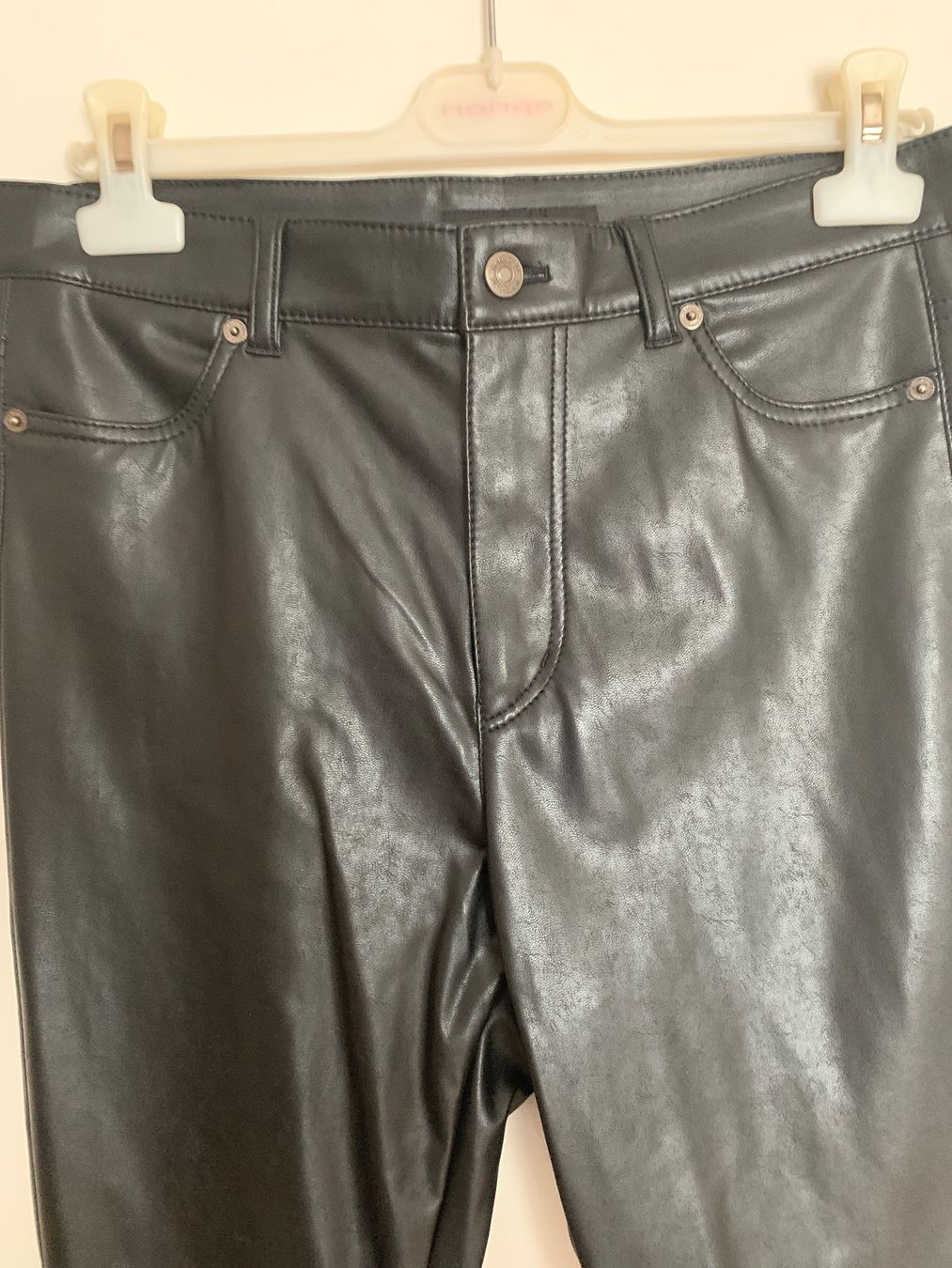 Marc Cain Pantaloni: Marc Cain - Hose in Lederoptik - neu! – Nuovo (secondo la descrizione) da Geuensee venduto da Gagisi 1