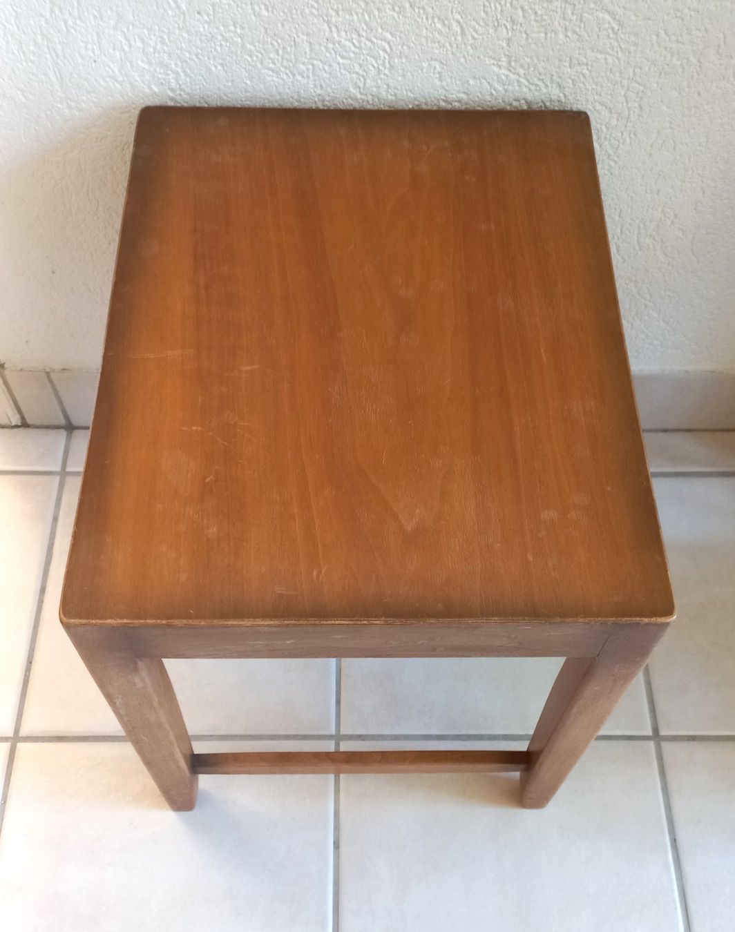 Sgabelli: Vintage dänischer Hocker mit Inschrift, Teak oder Buche – Usato da Bévilard venduto da Orscha 2