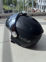 Schwarzer Skihelm mit Visier