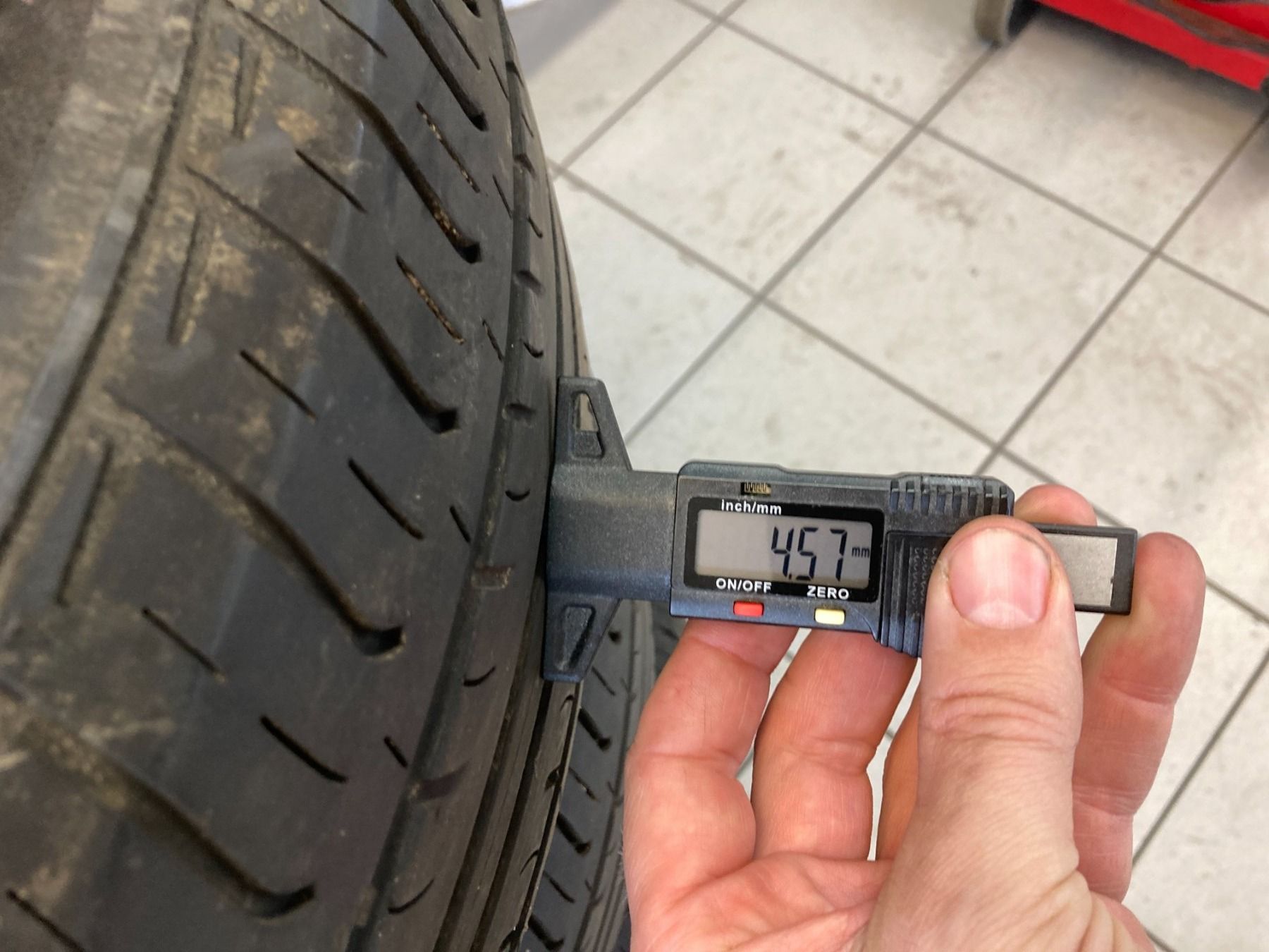 Hankook Pneus & Kompletträder: 225/60R17 Sommerpneu – Gebraucht aus Cham von WB2223 5