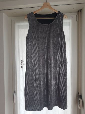 Schönes silbernes Abendkleid