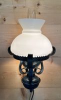 Rustikale Wandlampe mit Klarglas-Kolben und weissem Schirm