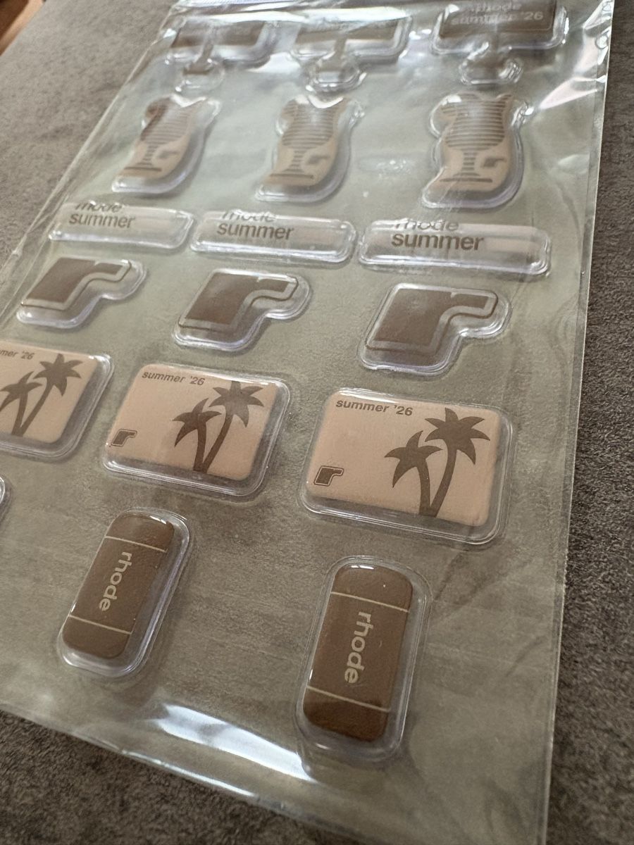 Rhode Make-up: Stickerbogen Rhode Summer '26 Puffy Stickers 18 Stk – Nuovo e nell'imballaggio originale da Schaan venduto da Filipipa 1