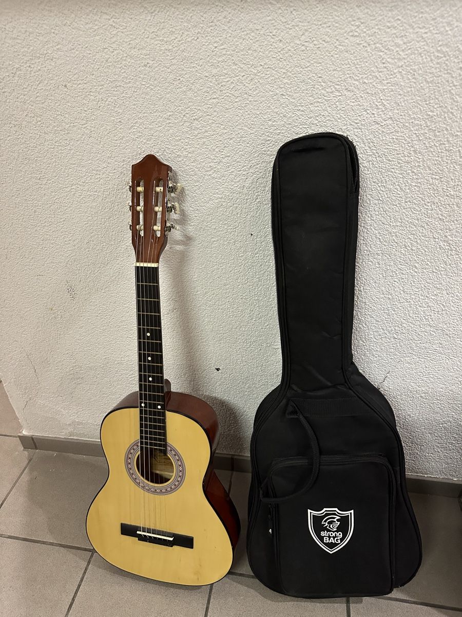 Strumenti musicali: Kleine Akustikgitarre mit Tasche – Usato da Winterthur venduto da Regius