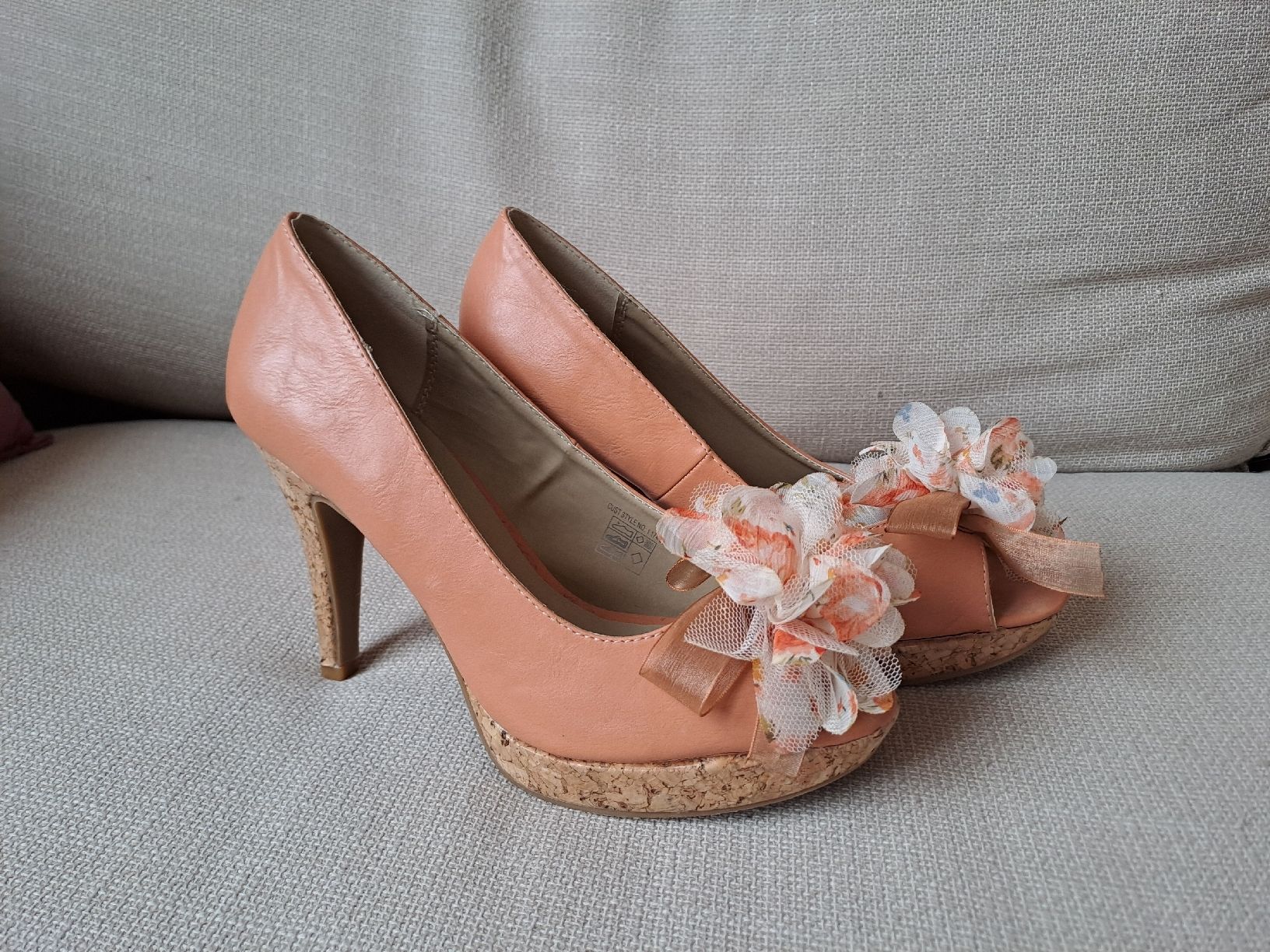 Scarpe da donna: Pumps - Pfirsichfarben mit Blüemli, Gr. 38 – Nuovo (secondo la descrizione) da Rickenbach LU venduto da bishiida