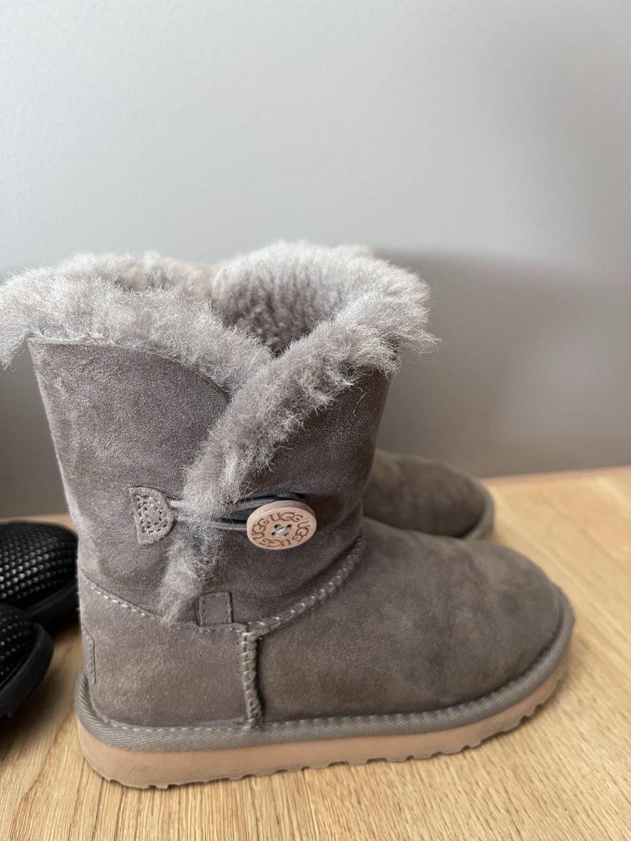 Scarpe per ragazze: 3 Paar Kinderstiefel UGG, Moonboot usw. – Usato da Herbligen venduto da nic_q8yn 4