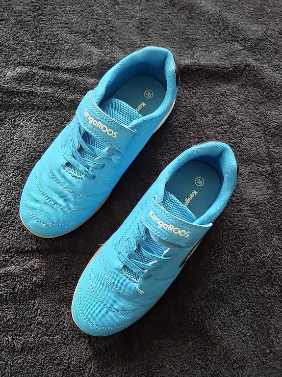 Scarpe per ragazzi: Hallenschuhe Nr.35   – Usato da Effretikon venduto da CorneliaM03 2