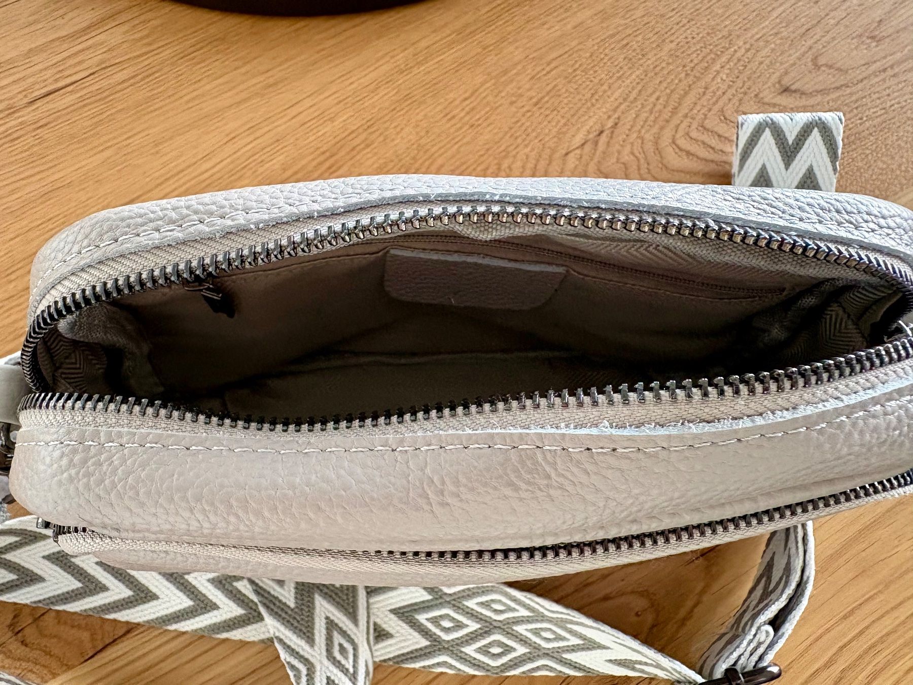 Borse da donna: Schicke Crossbody-Bag / Grau – Nuovo (secondo la descrizione) da Rothenburg venduto da QueenofShopping1 1
