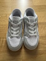 Baskets Nike Dunk Low enfant Taille 26 EUR - gris et blanc