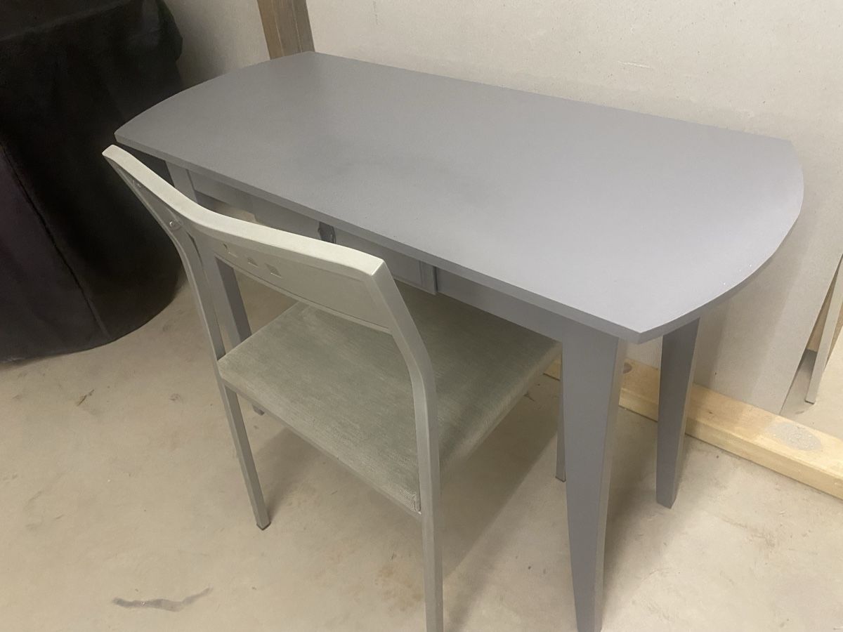 Tavoli: kl.Tisch mit Stuhl 106x46x75cm – Usato da Seewen SZ venduto da shaky01