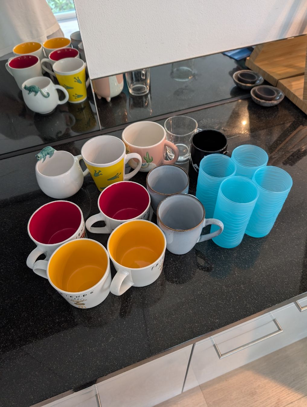 Tassen: Mugs Collection Assorted Colors and Styles – Gebraucht aus Unterengstringen von tob_7bhx 2