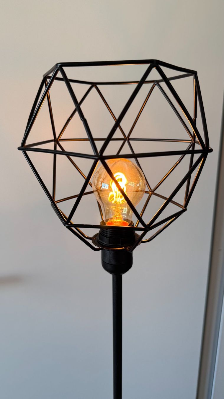 Ikea Lampes: Ständerlampe IKEA, fast NEU, schwarz – D'occasion à Siebnen par Trans-Am 1