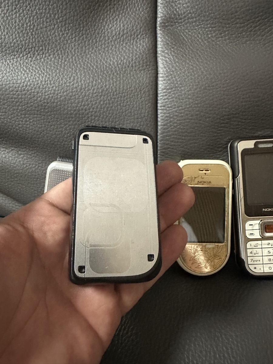 Nokia Telefoni cellulari / Smartphones: Nokia Handy Konvolut 4x – Difettoso da Heerbrugg venduto da Amazon38 3