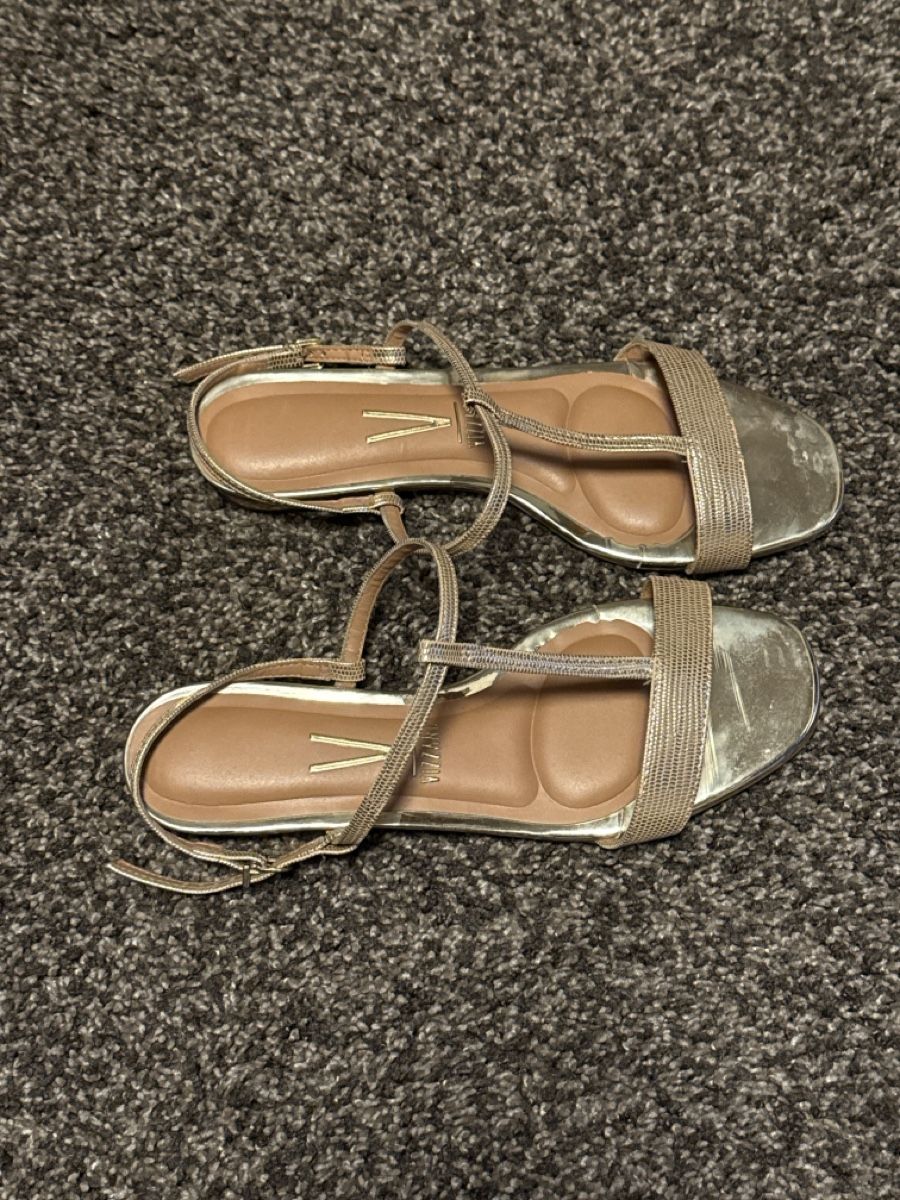 Scarpe da donna: Sommerliche Sandalen goldene Riemchen – Usato da Uerikon venduto da Vanessita07 1