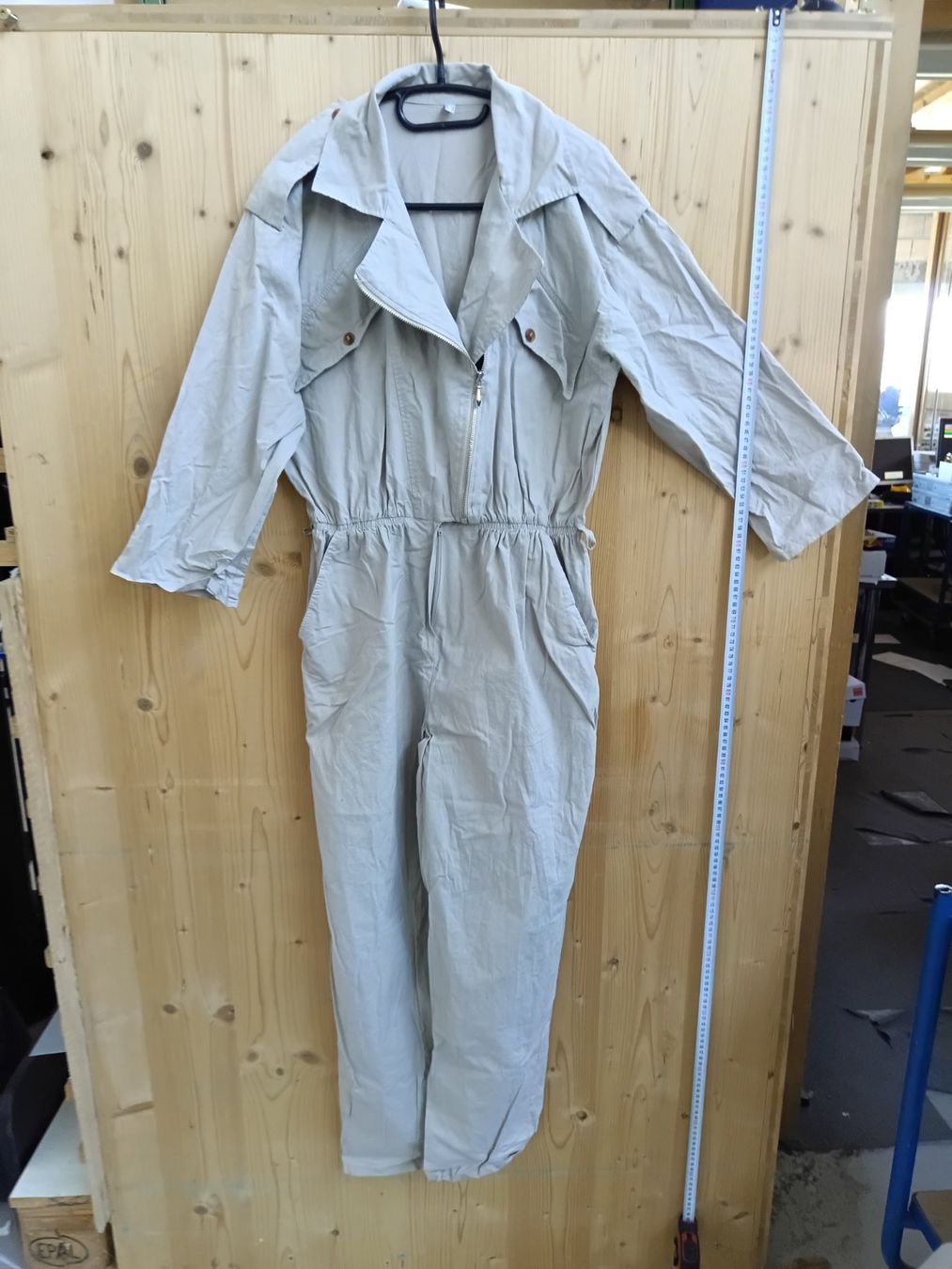 Jumpsuits: Damen Jumpsuit hellgrau mit Reissverschluss – Neu (gemäss Beschreibung) aus Wängi von Ladys_First