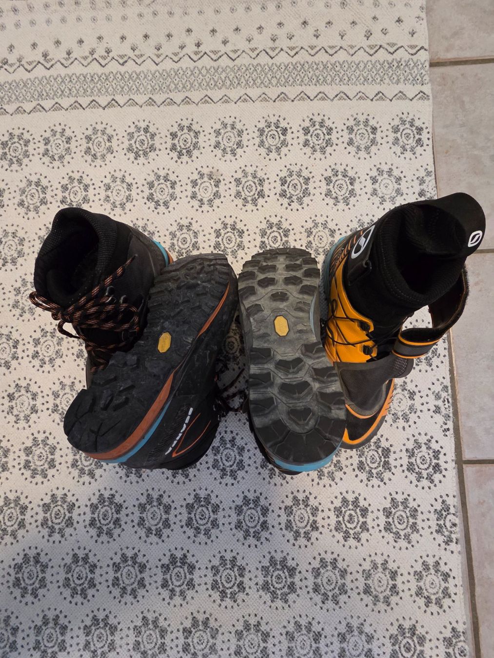 Scarpa Scarpe da uomo: Chaussures d'alpinisme Scarpa / 2 modèles – Usato da Villars-sur-Glâne venduto da Whitetree 3