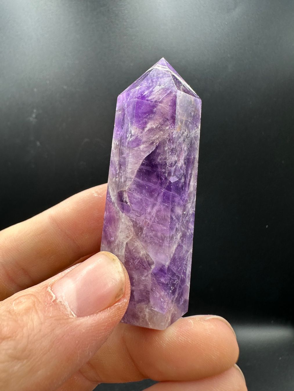 Minerali & Pietre curative: Chevron Traum Amethyst Obelisk, Spitze – Nuovo e nell'imballaggio originale da Männedorf venduto da Handschmeichler 1