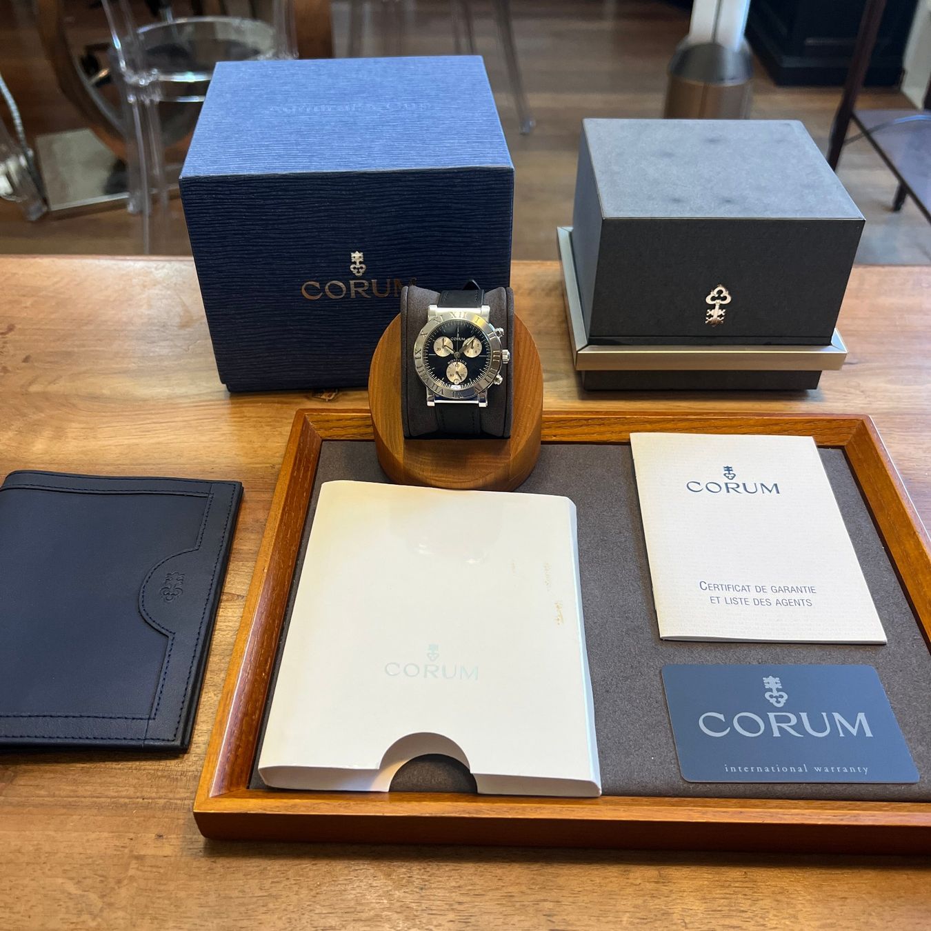 Corum Orologi: Corum Romulus Chronograph Quartz Full Set 396.701.20 – Usato da Carouge GE venduto da Watchaser 9