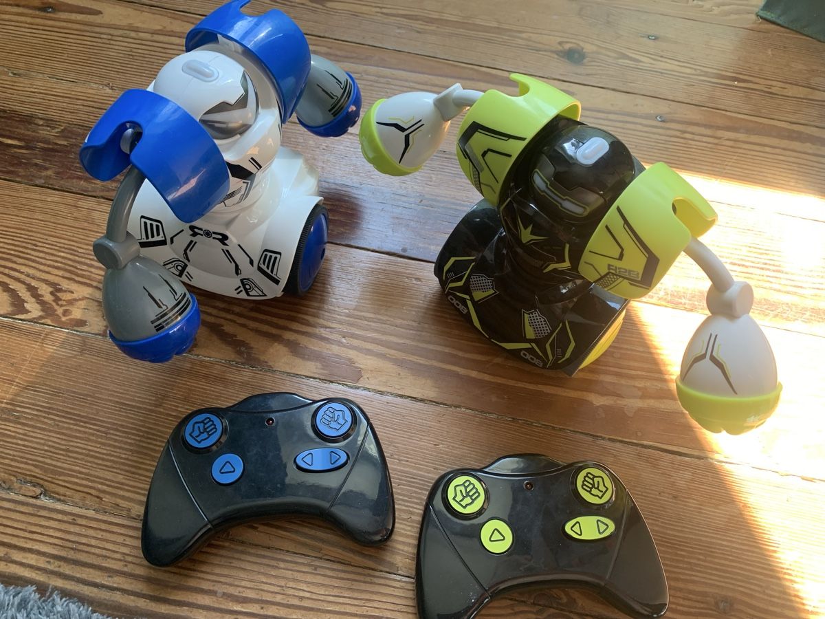 Jouets: Robots télécommandés combats – D'occasion à Montpreveyres par Maleagant