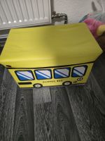 Gelbe Spielzeugtruhe im Schulbus Design zu verkaufen!