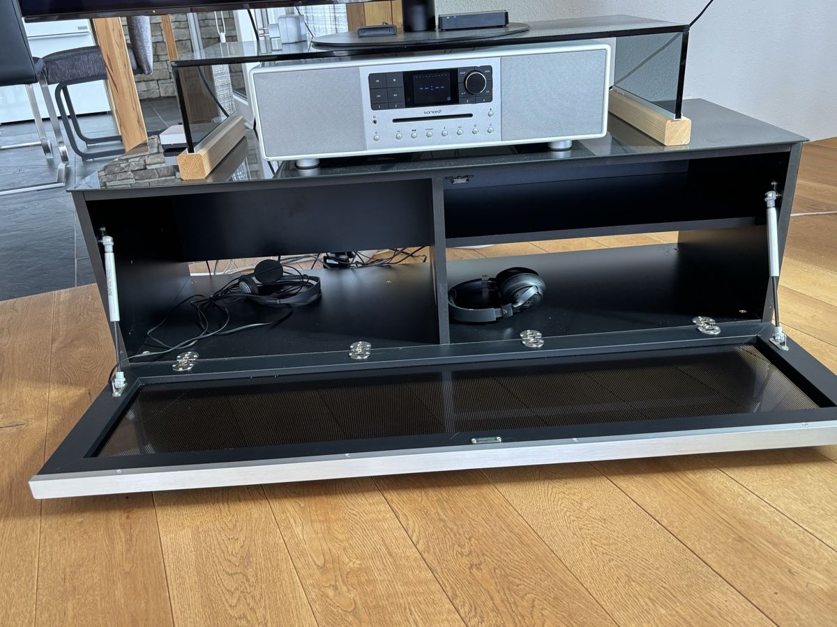 Mobili TV: TV Möbel Glas Schwarz auf Rollen – Usato da Zihlschlacht venduto da RscC_4-1-7-3 1