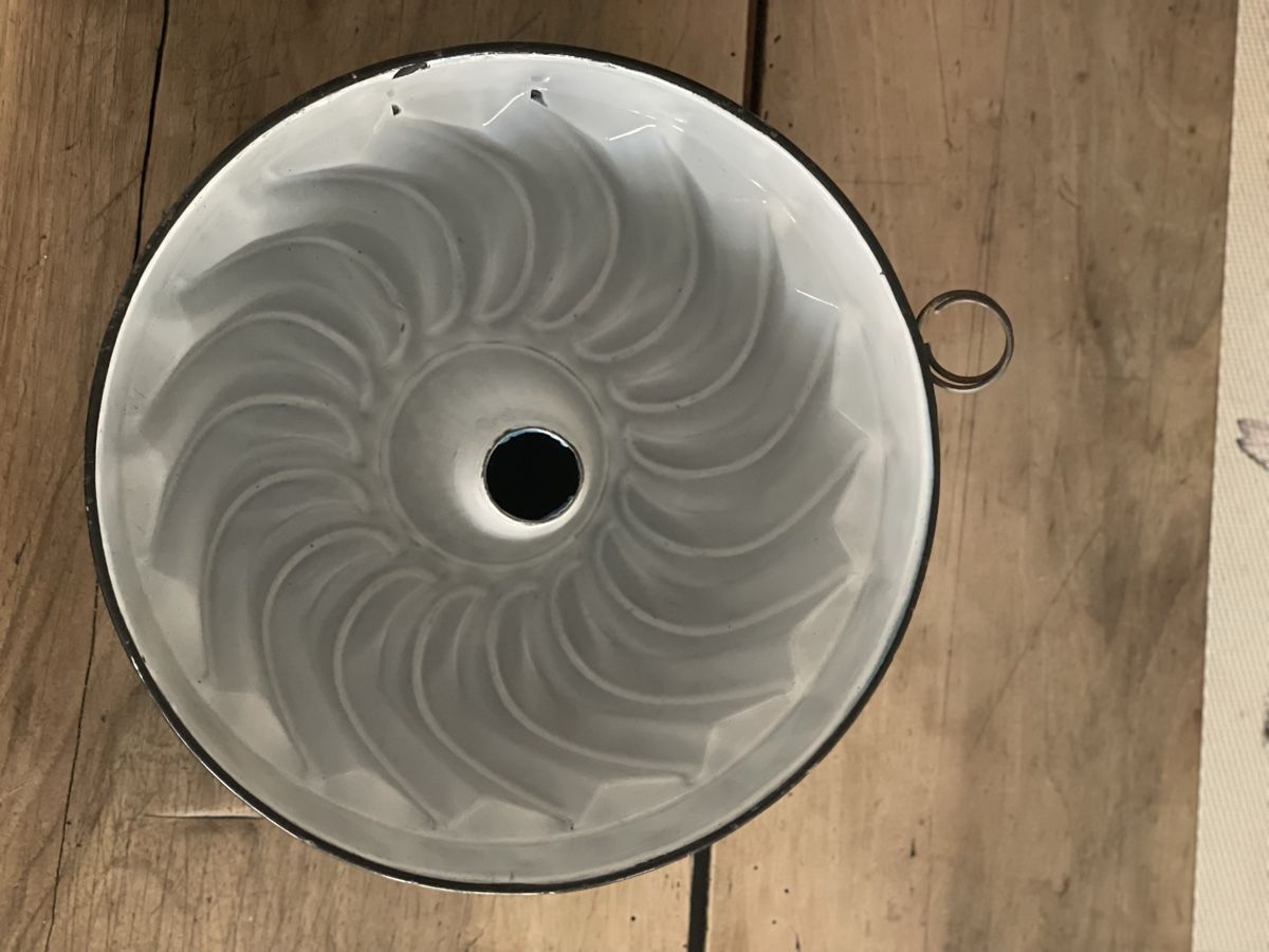 Toutes les décorations: Antike Emaille Gugelhupfform – D'occasion à Schaffhausen par marakesch41 1