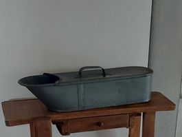 Antike Zink-Wanne für Armbad im Militär
