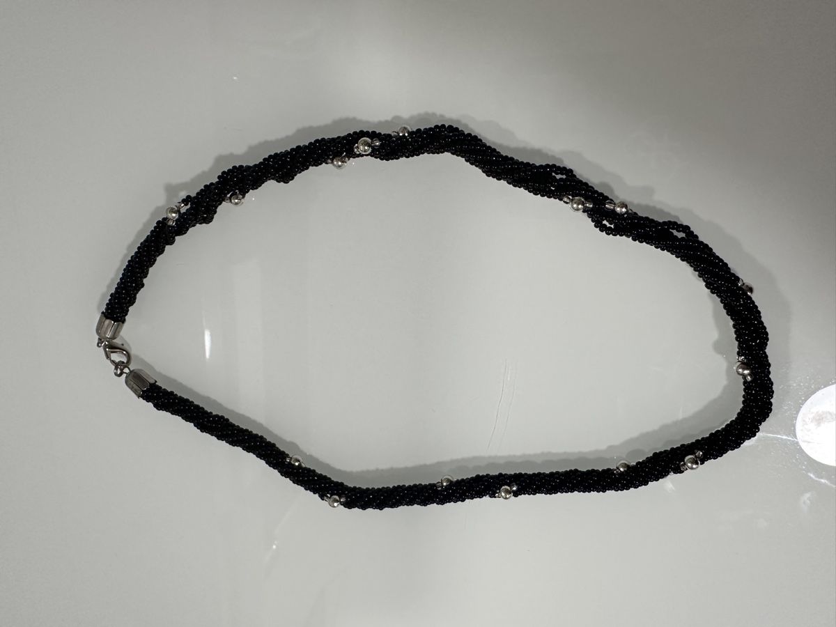 Catenine: Schwarze Halskette mit Silberperlen – Usato da Oberurnen venduto da nes_8xqt