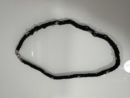 Schwarze Halskette mit Silberperlen