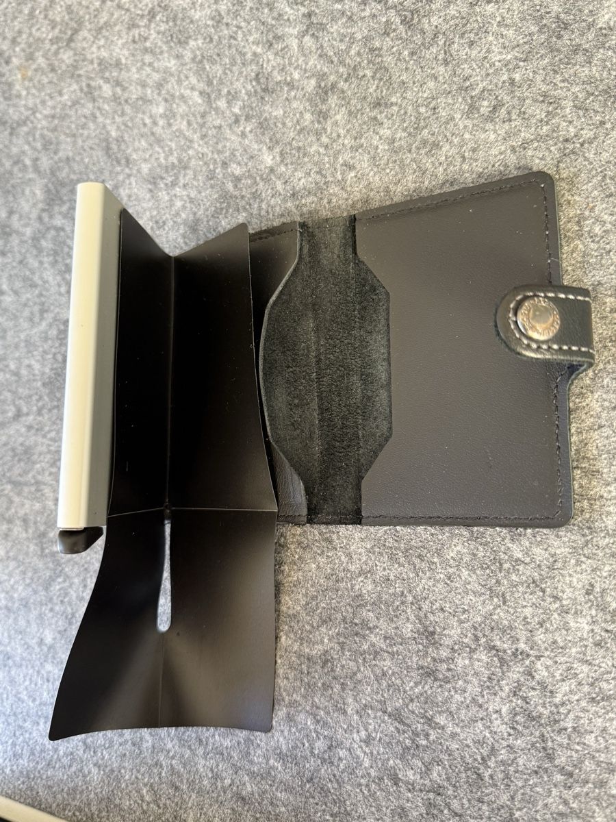 Secrid Portafogli: Secrid Cardprotector Portemonnaie schwarz – Usato da Lenzburg venduto da and_5pq2 3