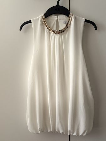 Elegantes weisses Top mit goldfarbener Kette