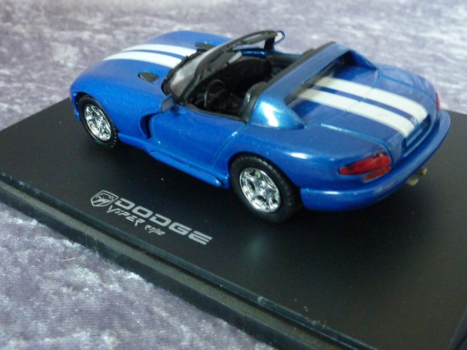 Dodge Modellini d'auto: Dodge Viper RT/10 blau  1:43 – Nuovo e nell'imballaggio originale da Dürrenäsch venduto da modellautos4you 3