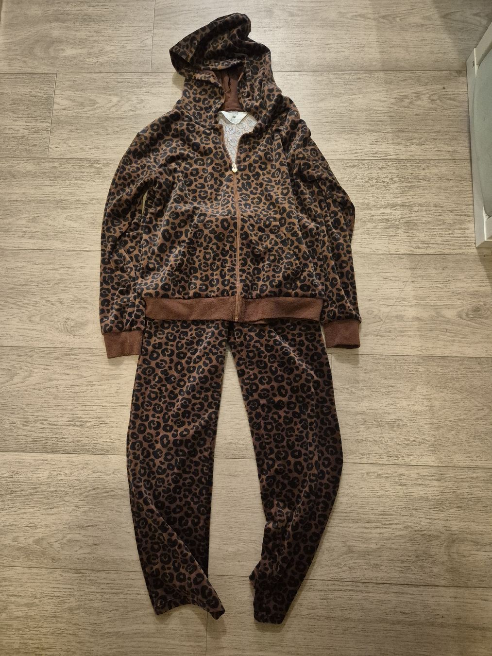 H&M Lotti & Set di vestiti: Trainer Gr. 134/140 – Usato da Stansstad venduto da Kyra014