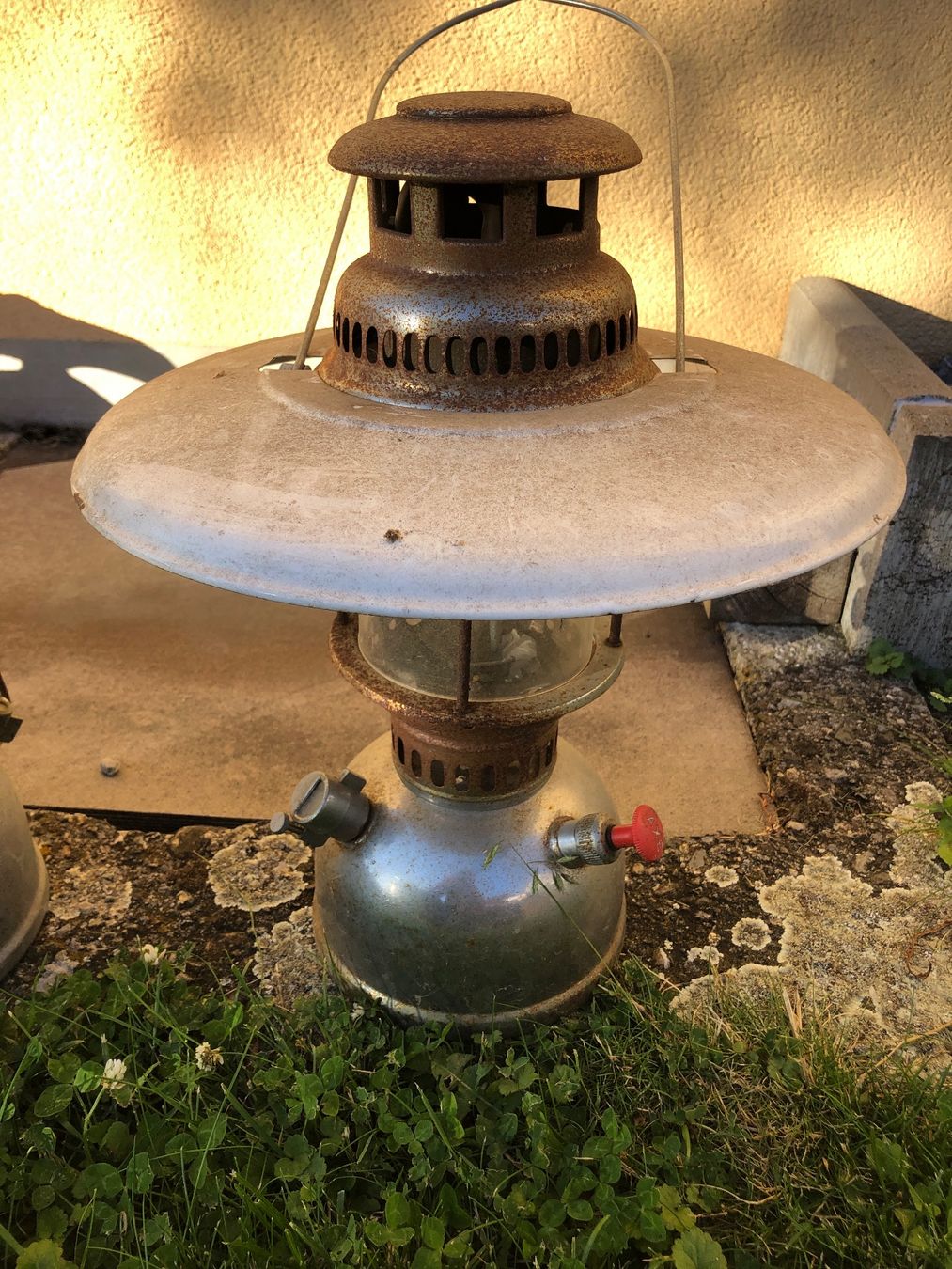 Lampade: Deux antique lampes à pétrole – Usato da Chénens venduto da Touta1franc 2