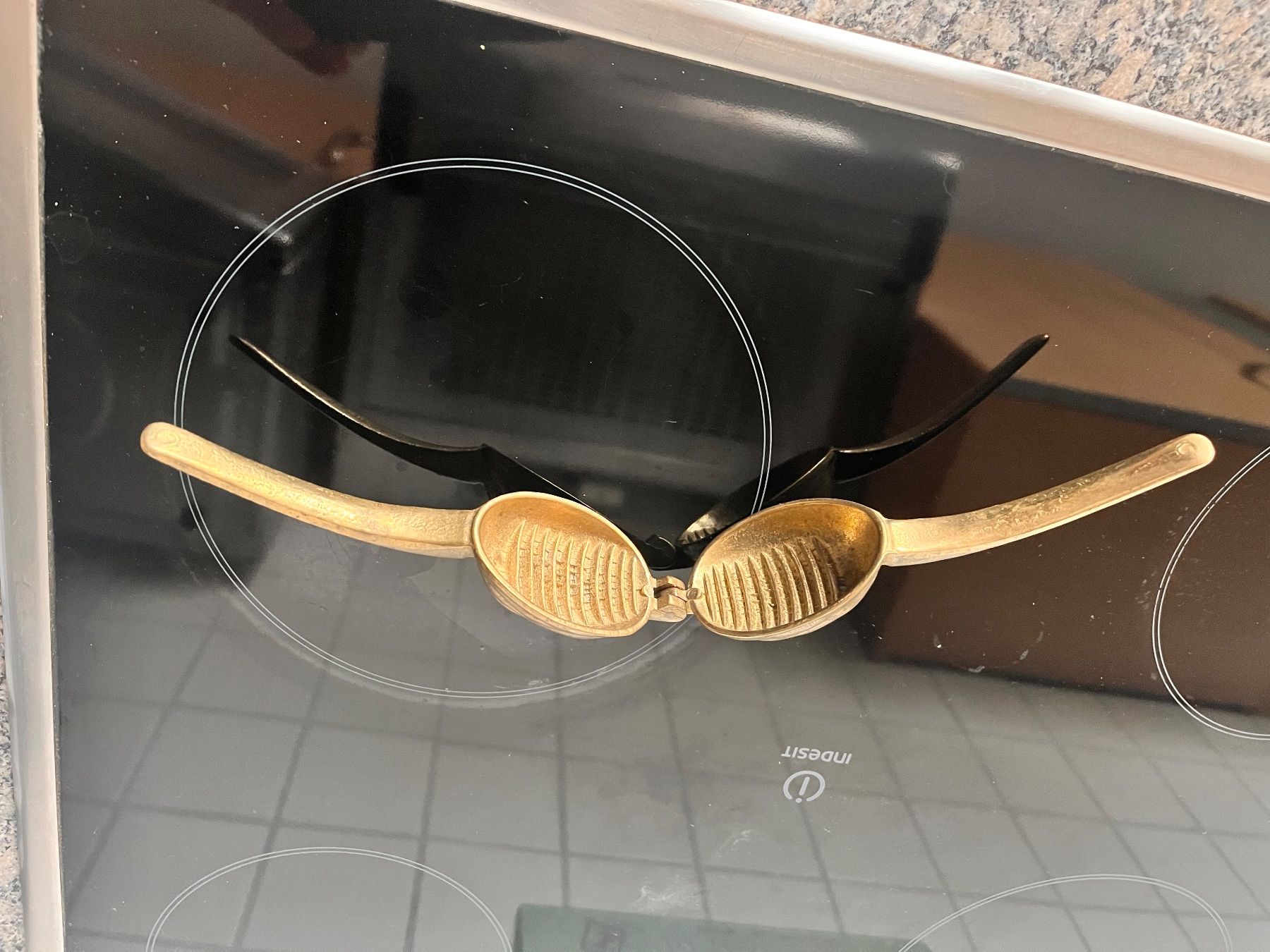 Elettrodomestici da cucina: Mid Century Messing Nussknacker in Form einer Walnuss – Usato da Hefenhofen venduto da n0rt0n 3