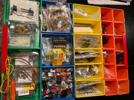 Grosses Konvolut Elektronik- & Modellbahnzubehör in Sortierb
