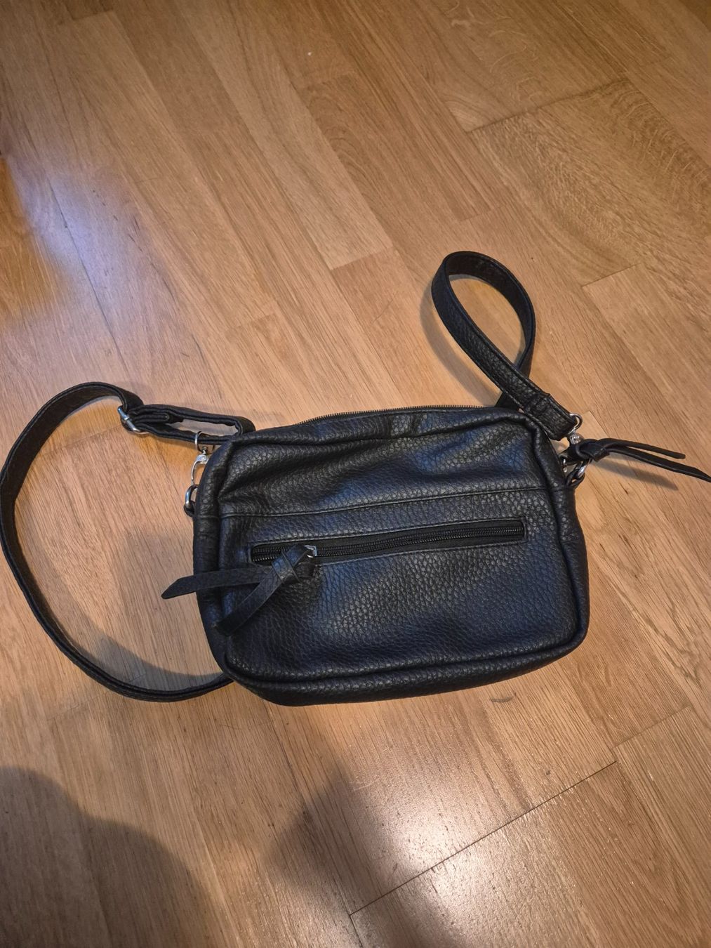 Taschen: Kleine schwarze Umhängetasche – Gebraucht aus Greifensee von Misheru 1