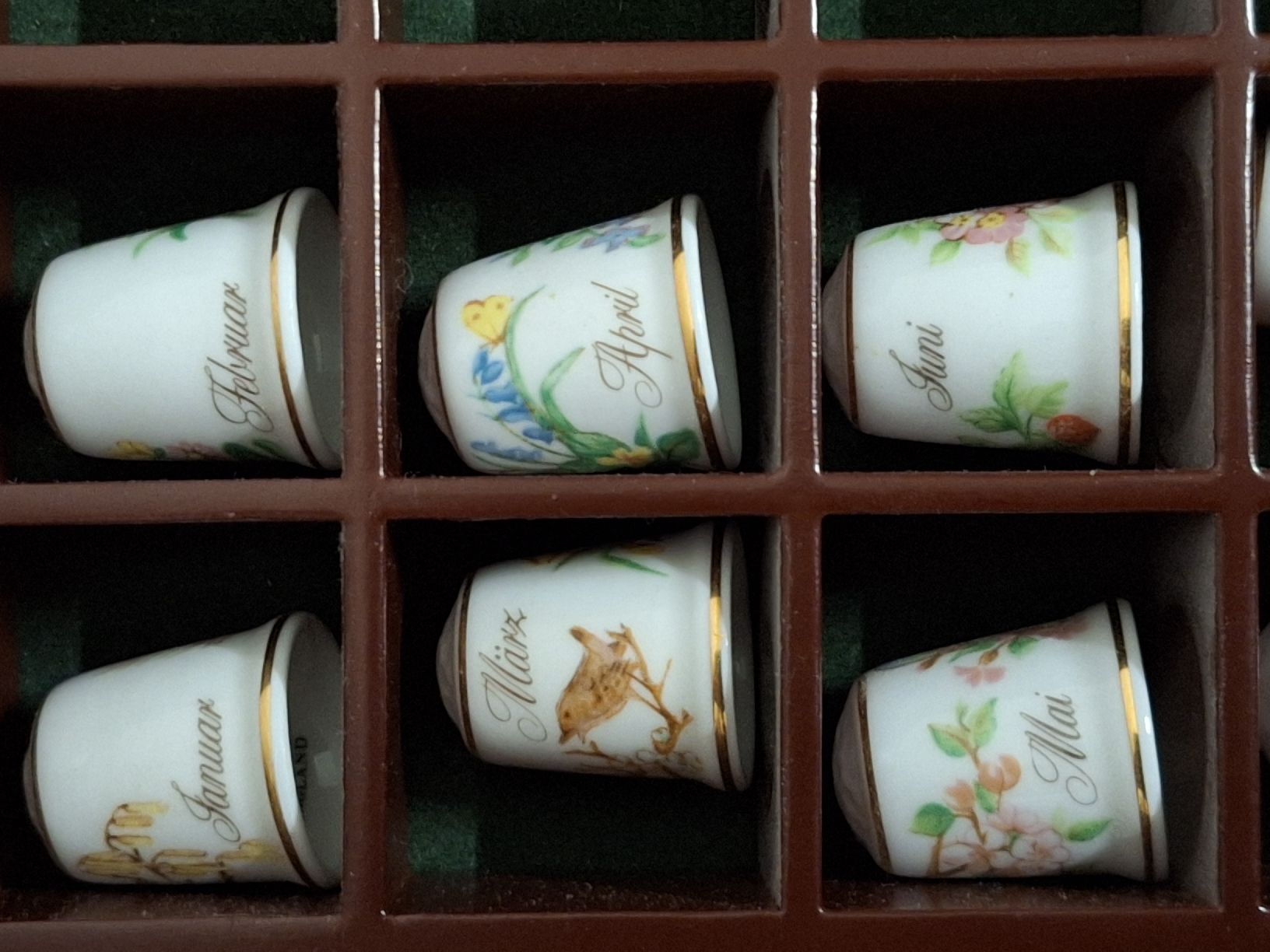 Fingerhüte: Komplette Fingerhut-Sammlung "Monate" mit Vitrine – Gebraucht aus Winterthur von juszku 7