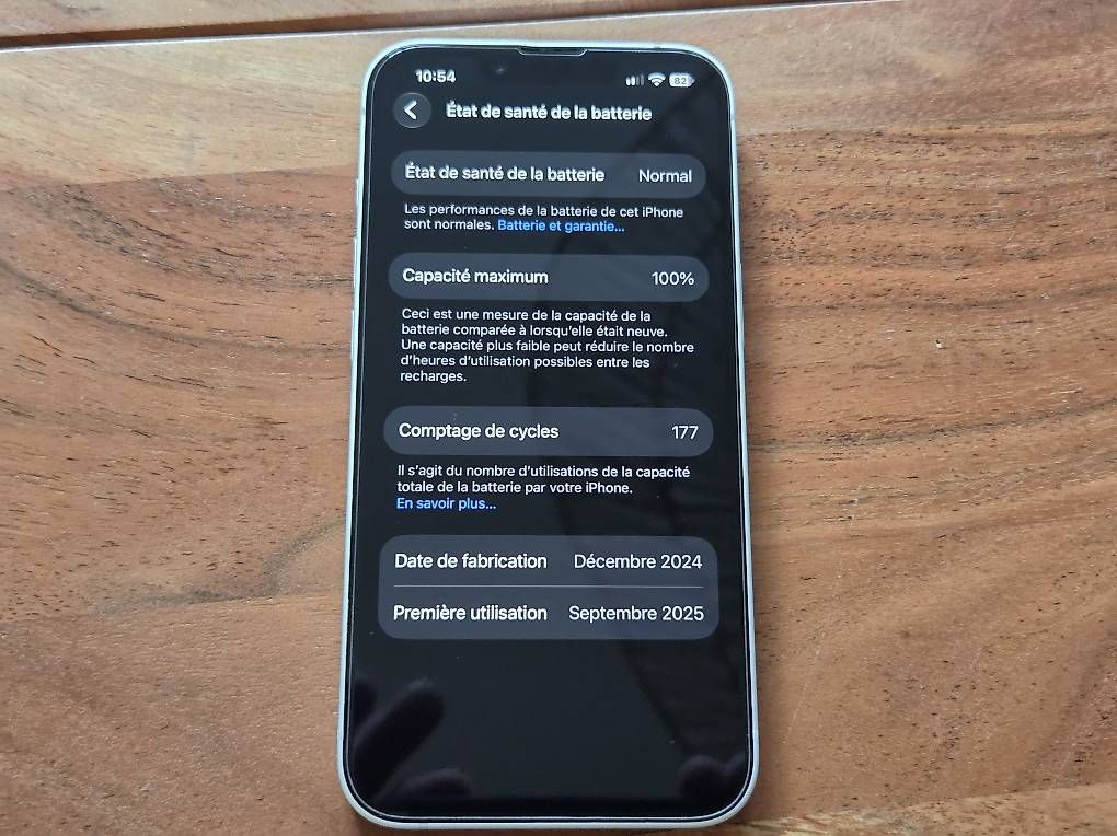 Portables: Iphone 16e + accessoires  – D'occasion à St-Léonard par BoubabilOne 2