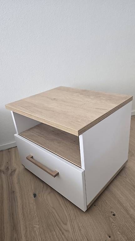 Tables de nuit: 2x Nachttisch weiss mit Eiche – D'occasion à Siegershausen par jen_rx7s 1