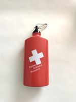 Trinkflasche Schweiz mit schwarzem Verschluss und Karabiner