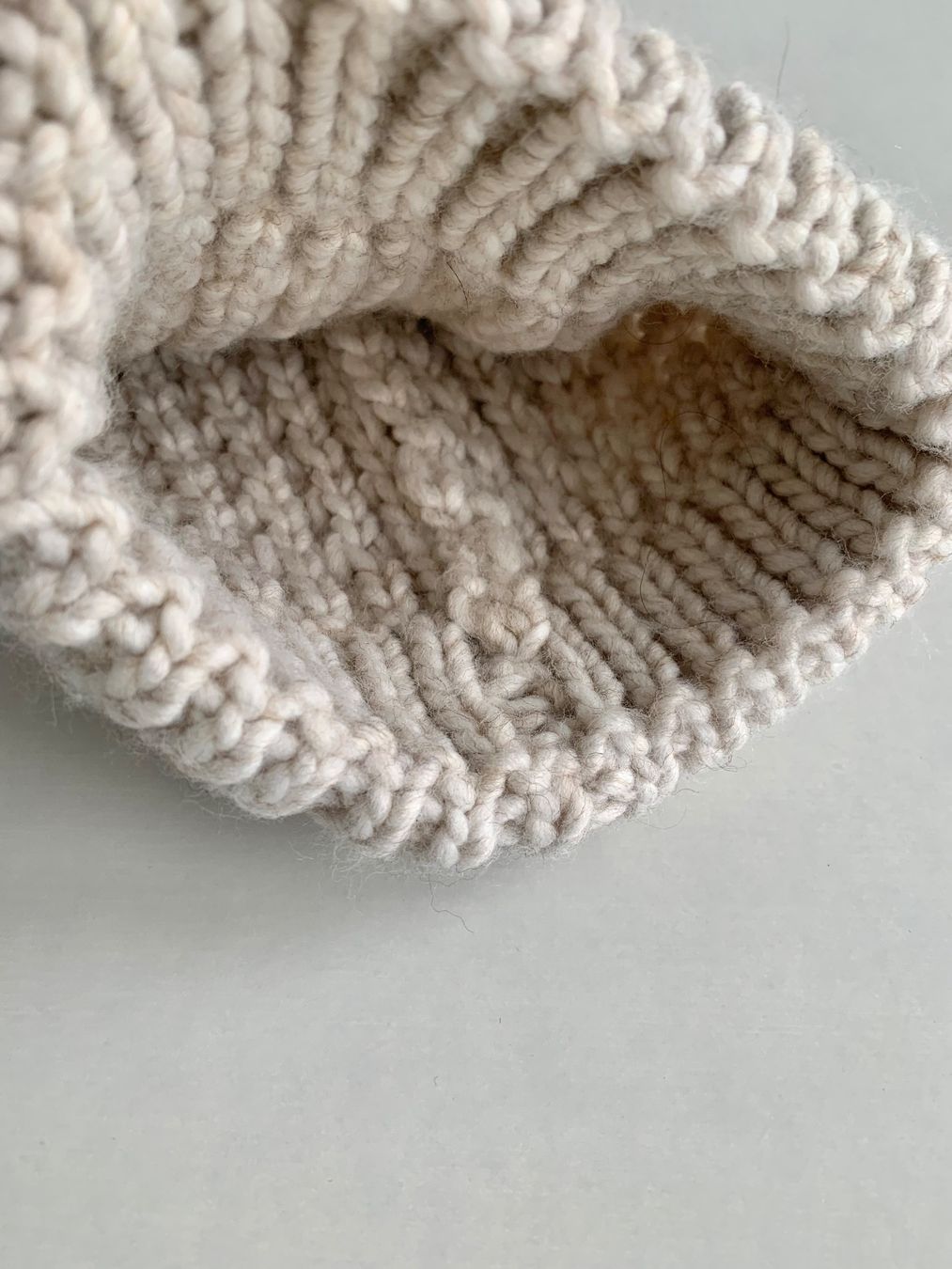 Copricapi, berretti & cappellini: Hellbeige Strickmütze mit Bommel – Usato da Bern venduto da Fraeuleinhonig 5