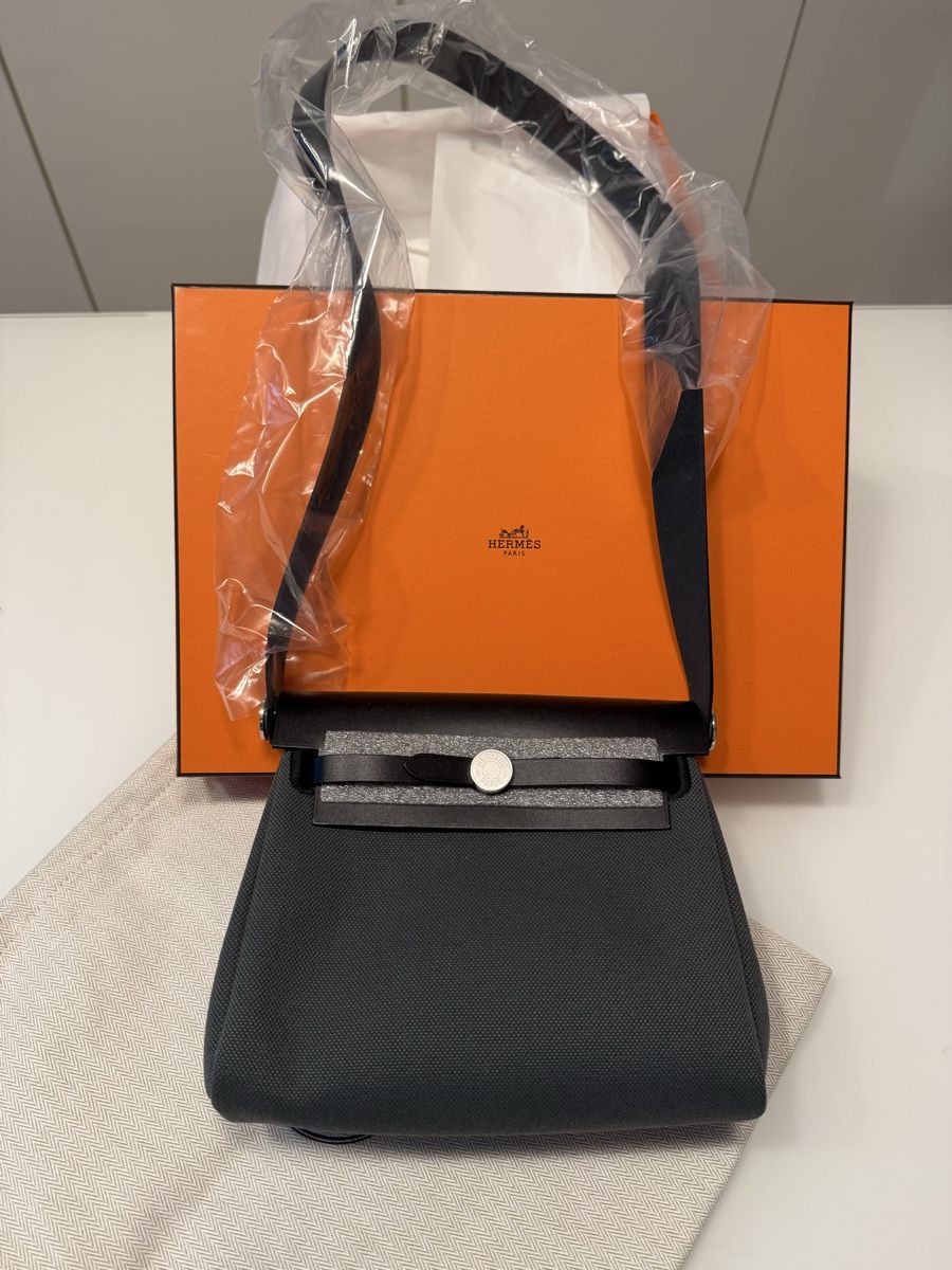 Hermès Borse: Hermes Herbag Mini 20 NEU vert mangrove noir  – Nuovo e nell'imballaggio originale da Wilen b. Wollerau venduto da Katjaisabelle