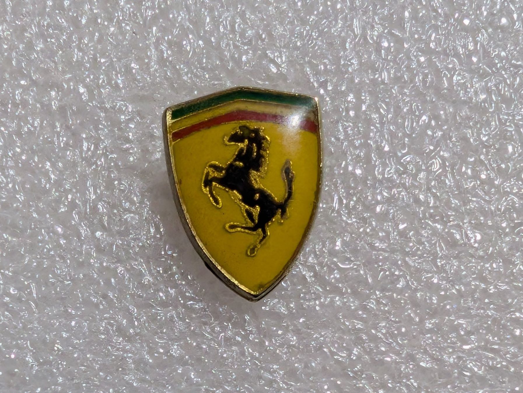 Plaketten & Abzeichen: Ansteckpin 147: Ferrari Logo – Gebraucht aus Oppligen von Pin-Fall-Shop